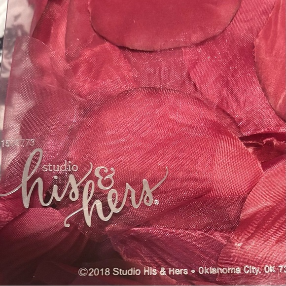 NEW- Studio His & Hers Burgundy Rose Petals - Picture 3 of 3
